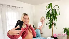 Oynat Lezbiyen MILF'ler Kenna James ve Bella Bends Samimi Bir Yağ Masajını ve Am Yalama Oturumunu Paylaşıyor