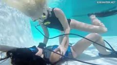 Abspielen Nass und wild: Die ungarischen lesbischen Teenager Vodichkina und Farkas unter Wasser