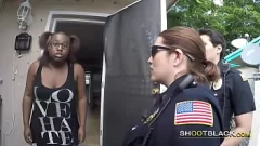 Reproducir Semental negro se pone travieso con dos policías blancos cachondos