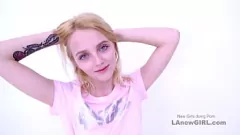Reproducir El error anal de una adolescente rubia: un encuentro lésbico lleno de semen con una milf