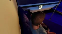 Jouer Pompino coperto di sperma e sega sul treno sottomarino