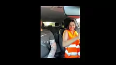 Oynat Sassy Drive Home: Güvenlik Yeleği ve El İşi Aksiyonu