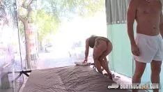 Reproducir Rubia de formas voluptuosas penetrada en la calle por dinero