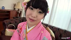 Reproducir La primera vez de una sensual adolescente japonesa geisha con su coño peludo en un casting sin censura