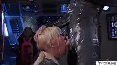 Abspielen T-Girl Astronaut bekommt harten Analfick und tiefen Blowjob