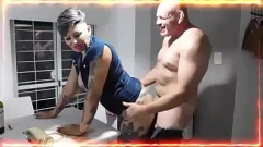 Afspelen Hardcore Milf Perla Lopez krijgt haar strakke gaten geneukt nadat ze laat is gewerkt