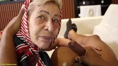Afspelen 77 jaar oud oma krijgt extreme anale interraciale gezichtsbehandeling