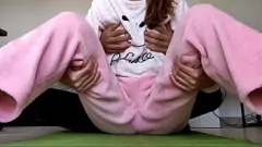 تشغيل أخت آسيوية البالغة من العمر 18 عامًا مع ثدي صغير وجمل مبلل في بيجاما
