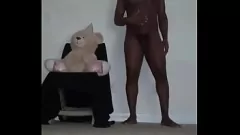 Jouer Équipement électronique parodie remasterisée: Session de masturbation solo jouet avec un ours en peluche musical