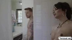 Abspielen T-Mädchen Maids Analbadezeit mit ihrem Chef