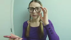 Abspielen Bad Boy verwandelt nerdiges Mädchen in ein mit Sperma bedeckter Sexkätzchen