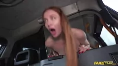 تشغيل Redhead Milf Eva Berger يحصل في سيارة أجرة مع ديك كبير