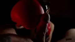 Jouer Maîtresse dans des gants de boxe domine avec une grosse bite