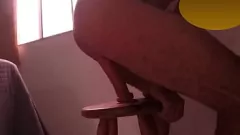 Jouer Couple emo devient intime avec une bite en caoutchouc surdimensionnée et dégusant son propre sperme