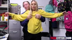 Redare Blonda adolescentă prinsă de cumpărături devine hardcore dracu de polițist furios