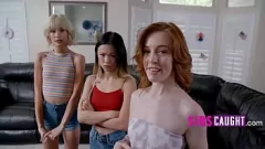 Jouer Tiny Blonde Teen Rides Step-Sis et Ami asiatique dans Hardcore Gangbang