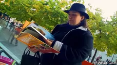 Jouer Brune sinueuse avec un cul énorme suce et roule Big Dick