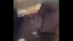 Abspielen Unglück des Cuckold Ehemanns: MILFs große Arsch und riesige natürliche Titten betrügen