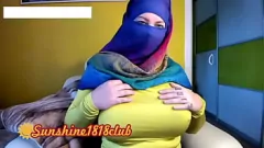 Play Hijab-Clad Arab Beauty with Envious Curves