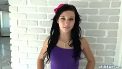 Afspelen Petite brunette tiener Bailey's solo pole dance en pussy play